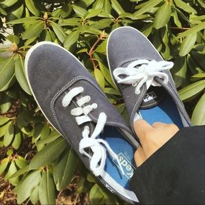 WOMEN’S BLUE KEDS